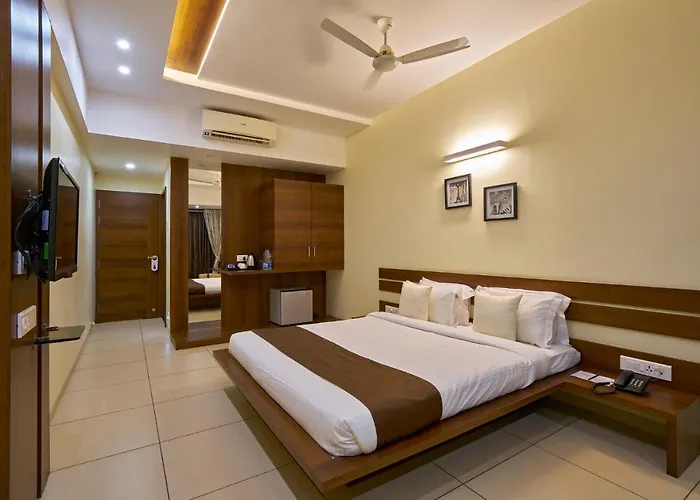 Hotel 3 Leaves Near Central Bus Stand